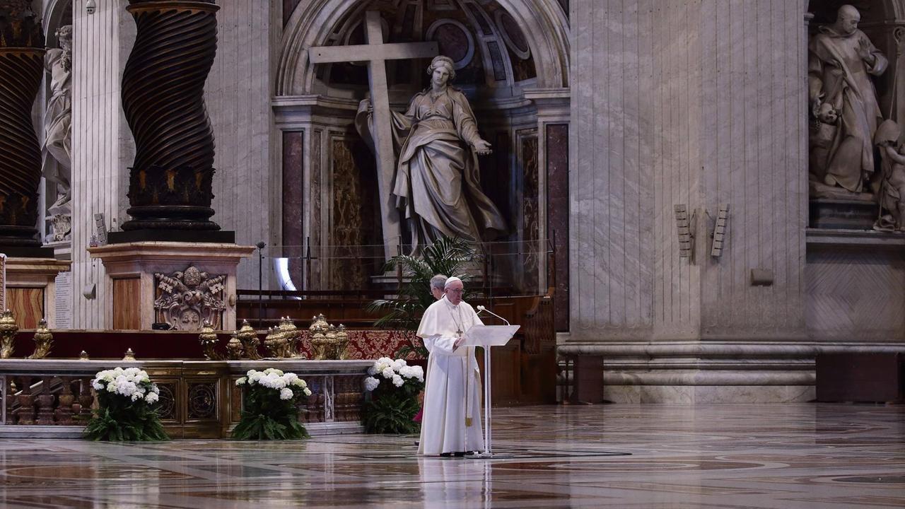 Papst Franziskus im fast leeren Petersdom