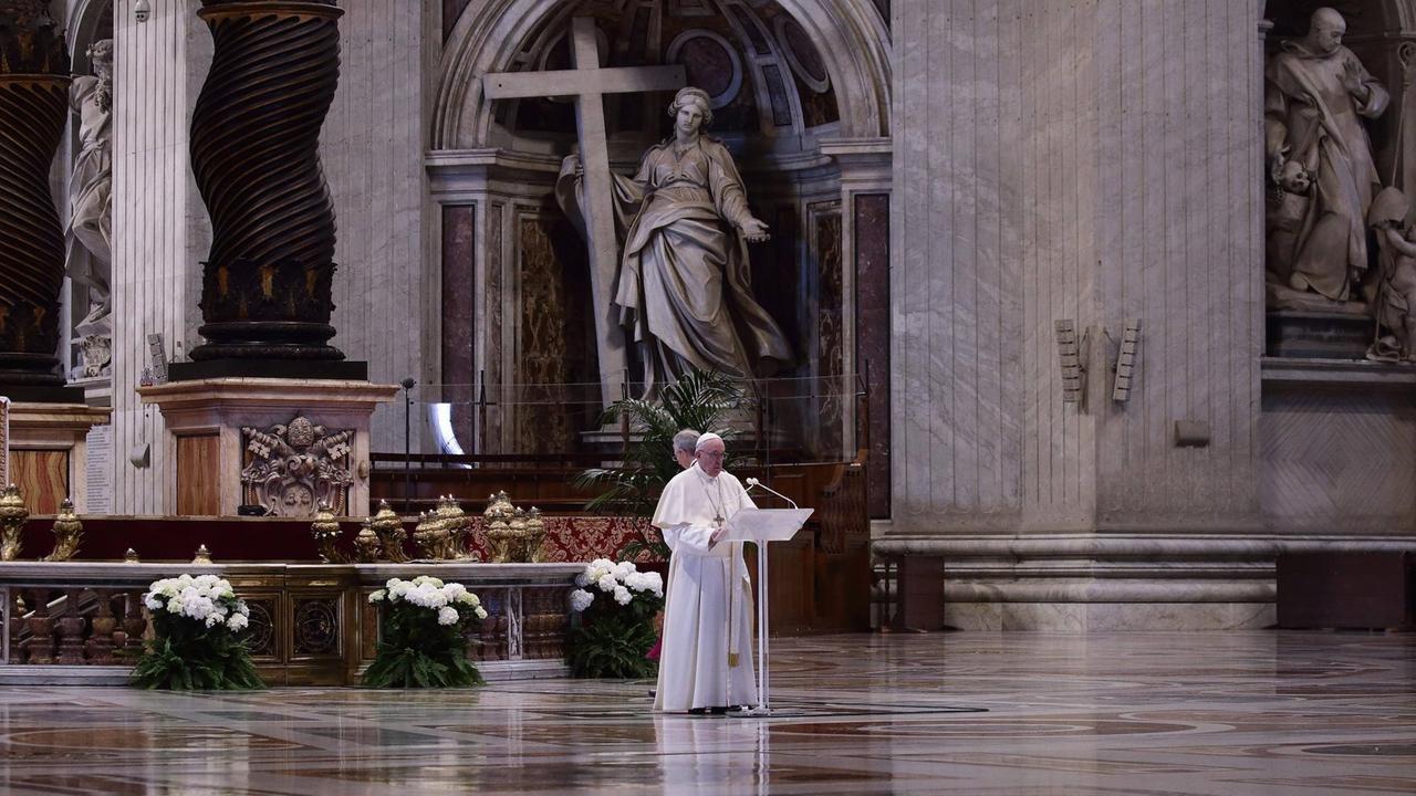 Papst Franziskus im fast leeren Petersdom Papst Franziskus im fast leeren Petersdom
