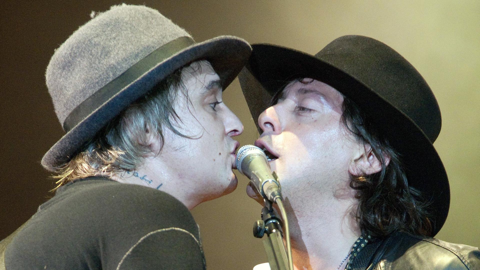 Pete Doherty (l.) und Carl Barât von The Libertines beim Live-Konzert bei Rock En Seine am 29.08.2015 in Paris.