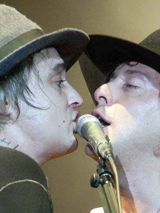 Pete Doherty (l.) und Carl Barât von The Libertines beim Live-Konzert bei Rock En Seine am 29.08.2015 in Paris.