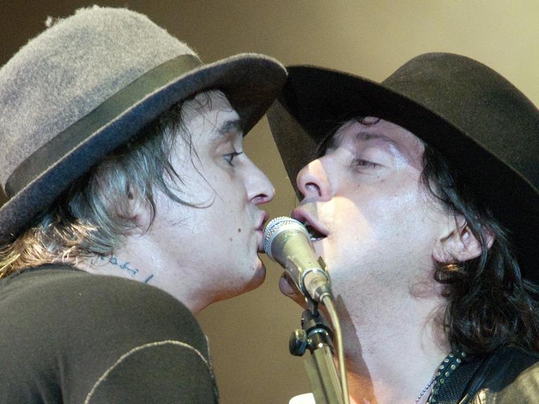 Pete Doherty (l.) und Carl Barât von The Libertines beim Live-Konzert bei Rock En Seine am 29.08.2015 in Paris.