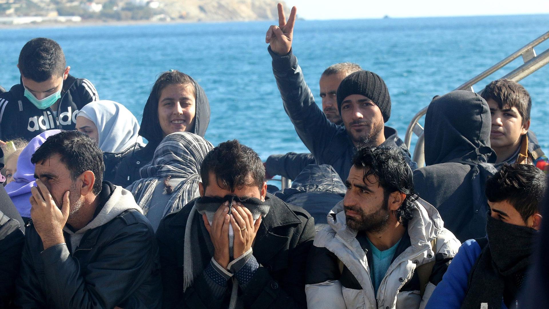 Ein Boot mit Flüchtlingen erreicht den Lerapetra Hafen vor der griechischen Insel Kreta am 27. November 2014. Ein Boot mit Flüchtlingen erreicht den Lerapetra Hafen vor der griechischen Insel Kreta am 27. November 2014.