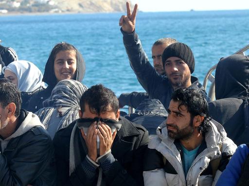 Ein Boot mit Flüchtlingen erreicht den Lerapetra Hafen vor der griechischen Insel Kreta am 27. November 2014.