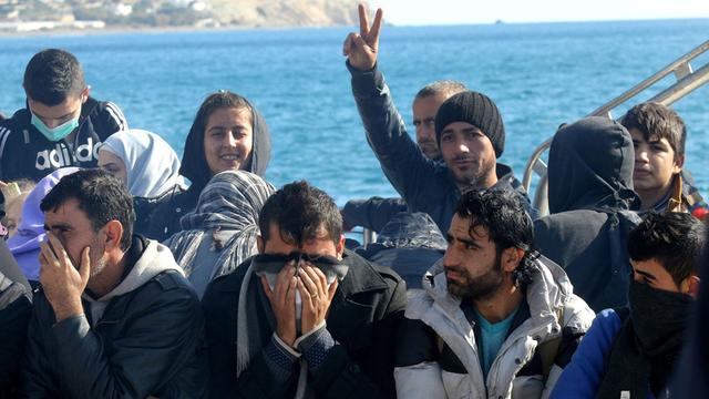 Ein Boot mit Flüchtlingen erreicht den Lerapetra Hafen vor der griechischen Insel Kreta am 27. November 2014.