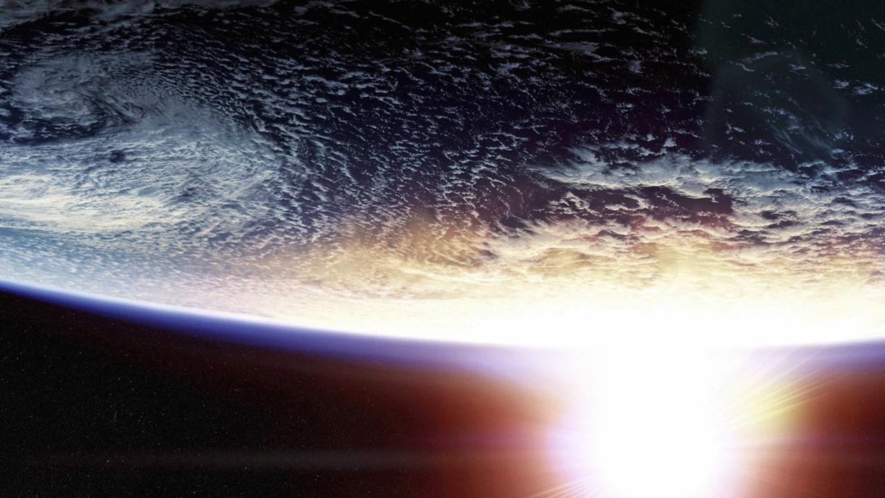 Vom Weltraum aus betrachtet: ein Sonnenuntergang über der Erde Vom Weltraum aus betrachtet: ein Sonnenuntergang über der Erde