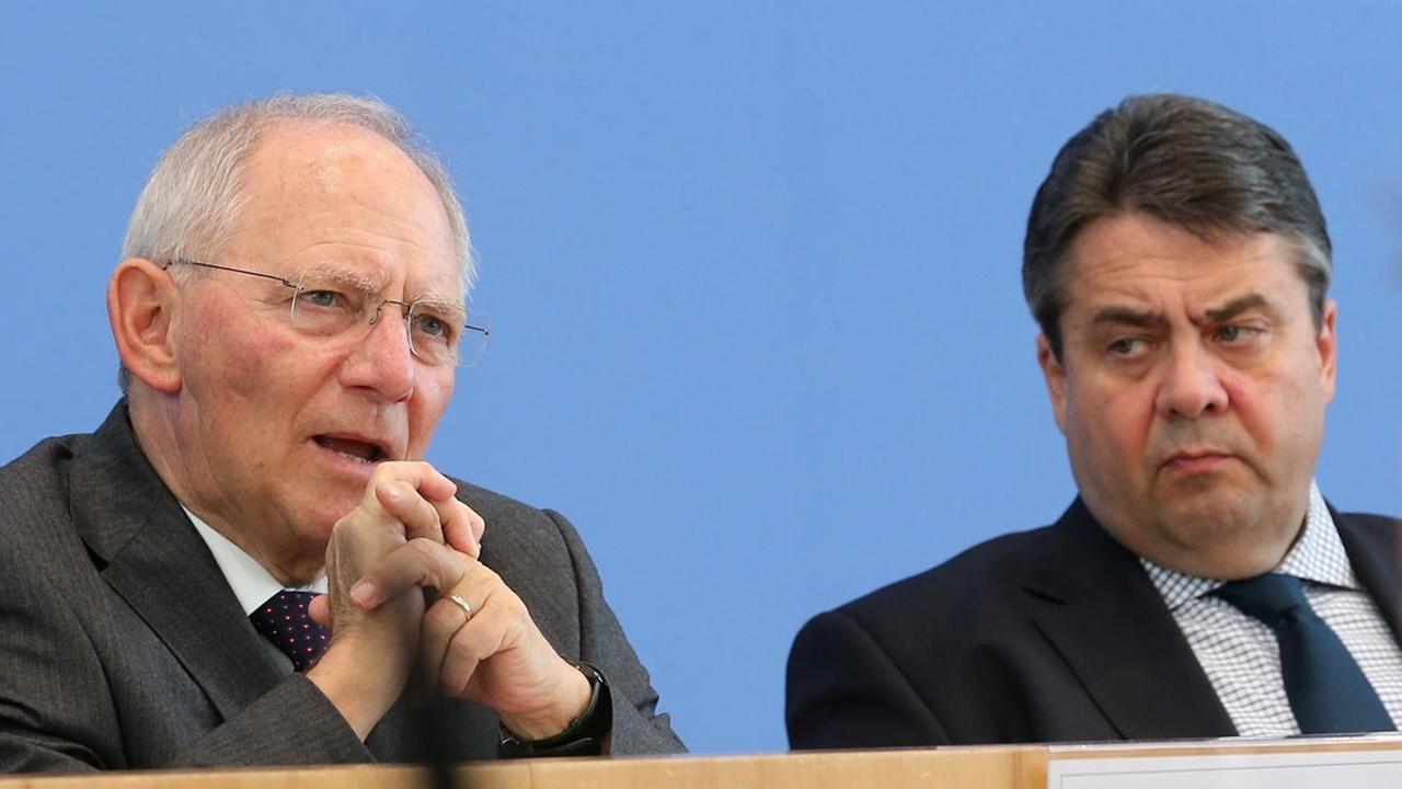 Bundesfinanzminister Wolfgang Schäuble (CDU, l) und Bundeswirtschaftsminister Sigmar Gabriel (SPD) beantworten während einer Pressekonferenz vor der Bundespressekonferenz in Berlin Fragen. Bundesfinanzminister Wolfgang Schäuble (CDU, l) und Bundeswirtschaftsminister Sigmar Gabriel (SPD) beantworten während einer Pressekonferenz vor der Bundespressekonferenz in Berlin Fragen.