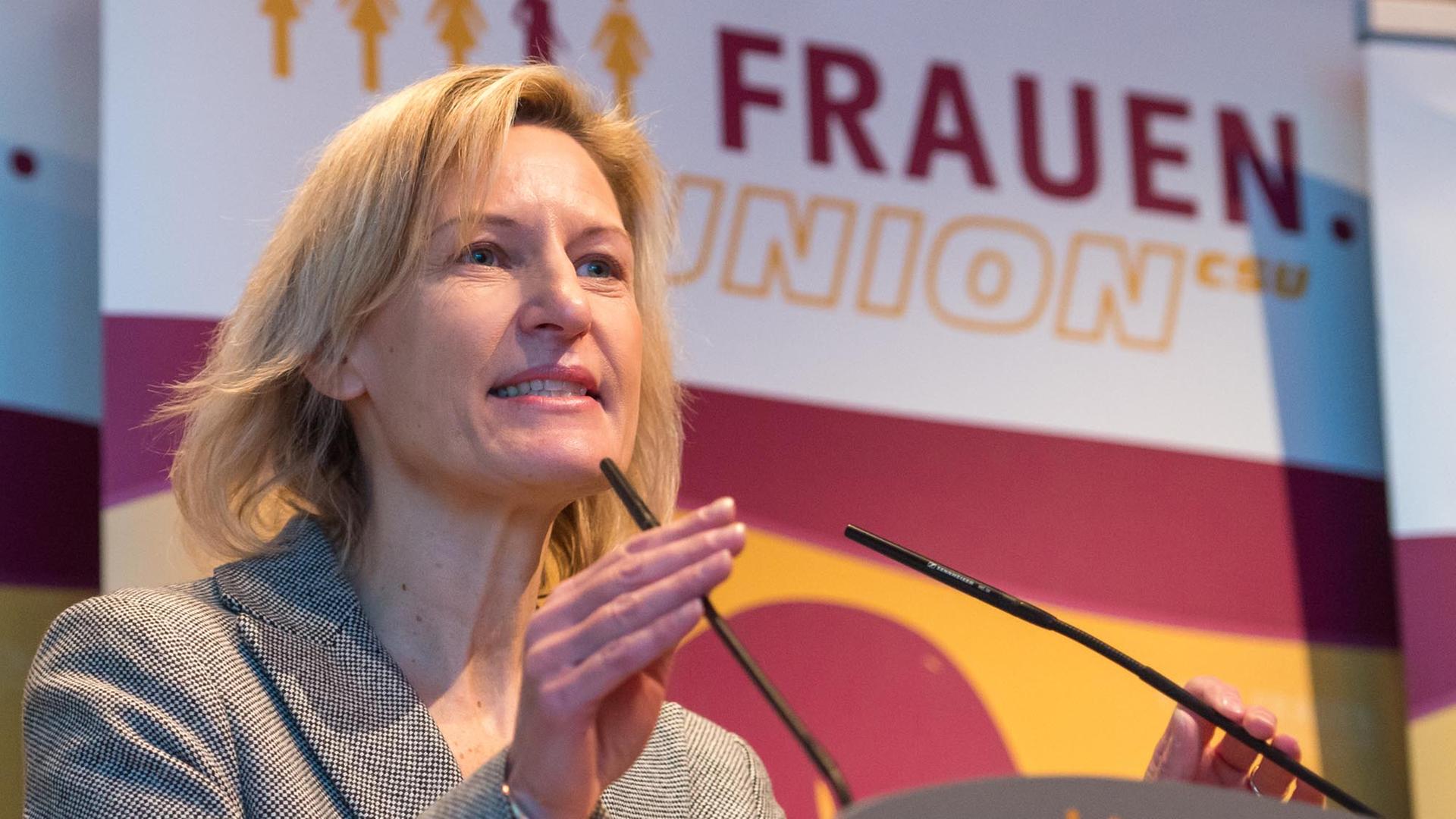 Angelika Niebler (CSU), Vorsitzende der Frauen-Union Bayern, spricht am 19.10.2013 in Regensburg während der Landesversammlung zu den Delegierten Angelika Niebler (CSU), Vorsitzende der Frauen-Union Bayern, spricht am 19.10.2013 in Regensburg während der Landesversammlung zu den Delegierten