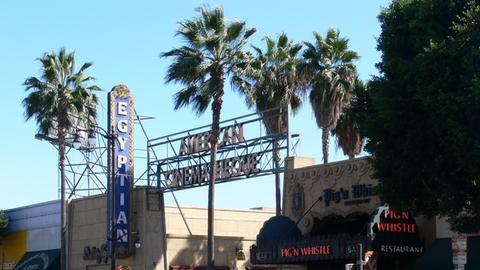Blick vom Hollywood-Boulevard auf Grauman's Egyptian Theatre in Hollywood.