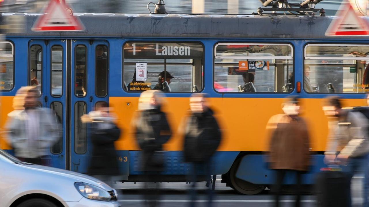 Eine Straßenbahn verlässt den Haltestellenbereich vor dem Hauptbahnhof in Leipzig. Eine Straßenbahn verlässt den Haltestellenbereich vor dem Hauptbahnhof in Leipzig.