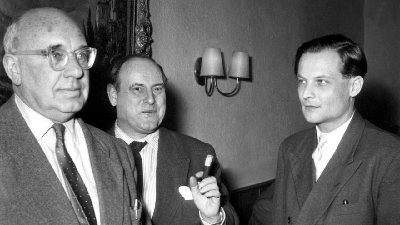Der Philosoph und Dozent an der Ost-Berliner Humboldt-Universität, Wolfgang Harich (r), während des 3. Westberliner Treffens des DDR-Kultusministers Johannes R. Becher (l) mit westberliner Journalisten, Wissenschaftlern und Kulturschaffenden. Der Philosoph und Dozent an der Ost-Berliner Humboldt-Universität, Wolfgang Harich (r), während des 3. Westberliner Treffens des DDR-Kultusministers Johannes R. Becher (l) mit westberliner Journalisten, Wissenschaftlern und Kulturschaffenden.