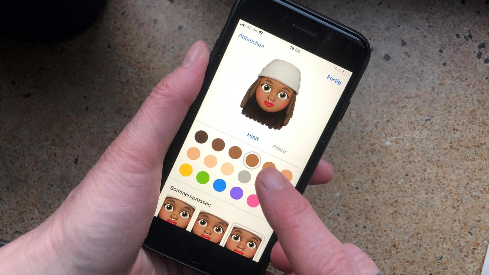 Eine weiße Person verwendet ein Emoji mit dunkler Hautfarbe Eine weiße Person verwendet ein Emoji mit dunkler Hautfarbe