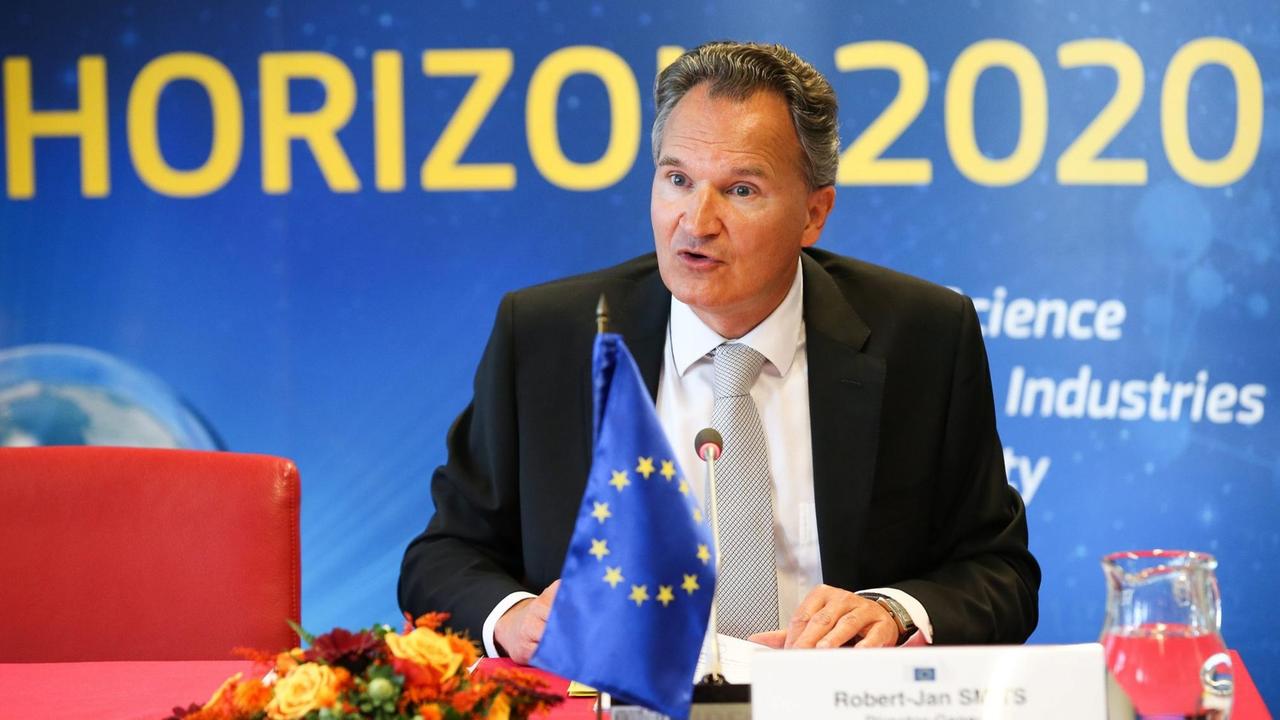 Der Generaldirektor der EU-Kommission für Forschung und Innovation Robert-Jan Smits während der Verabschiedungs-Zeremonie für Horizon 2020 in Brüssel am 1. Juli 2014. Der Generaldirektor der EU-Kommission für Forschung und Innovation Robert-Jan Smits während der Verabschiedungs-Zeremonie für Horizon 2020 in Brüssel am 1. Juli 2014.