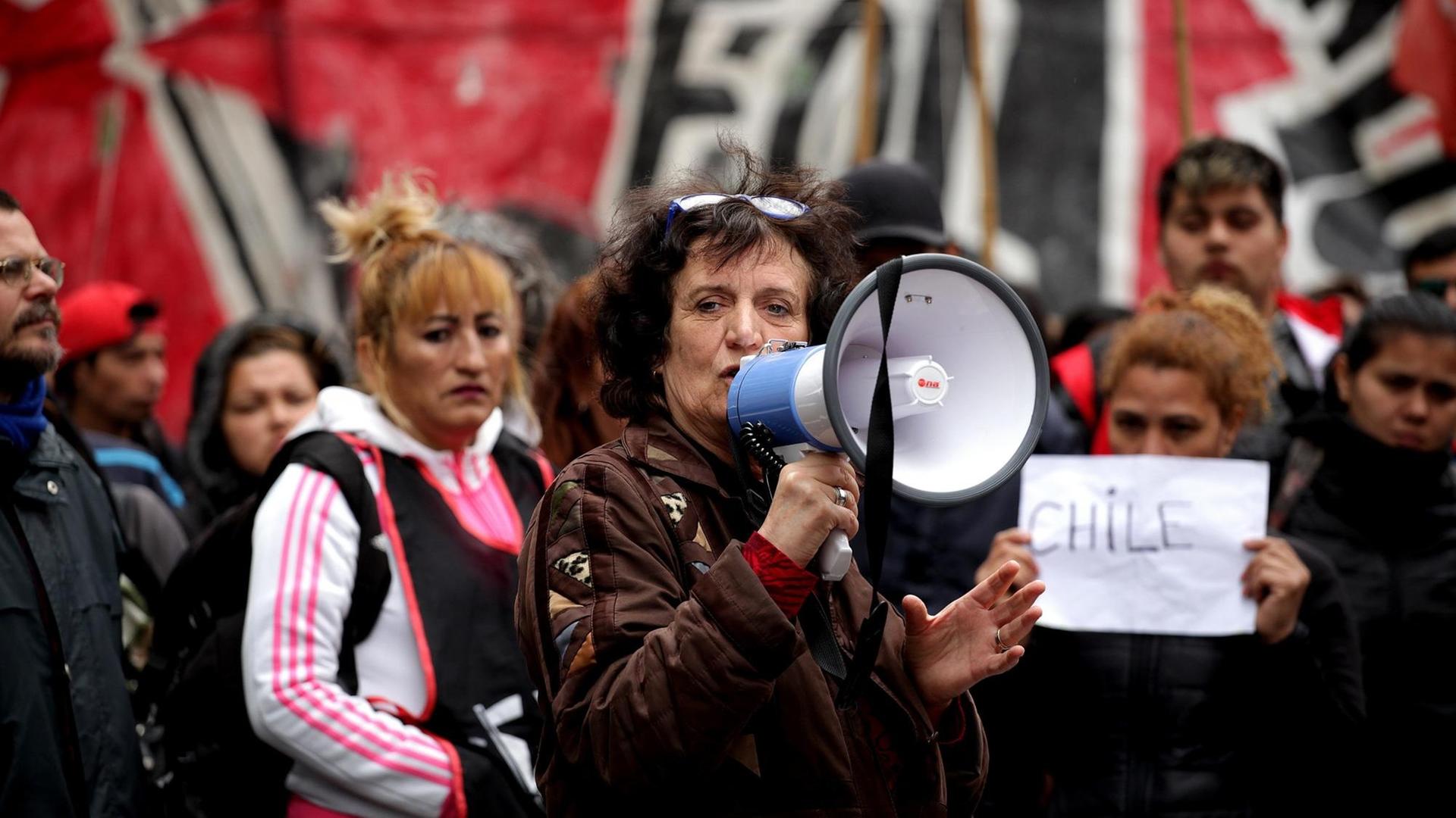 Aktivisten in Buenos Aires setzen sich für chilenische Proteste ein. Aktivisten in Buenos Aires setzen sich für chilenische Proteste ein.