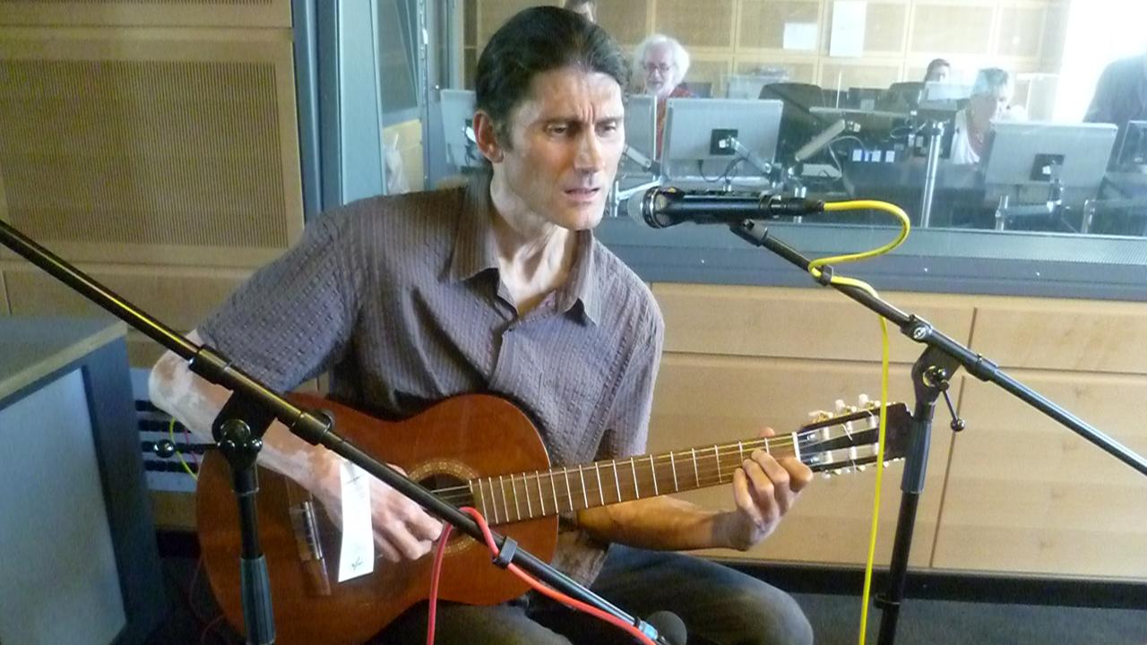 Der in Berlin lebende Tangosänger Fernando Miceli bei uns zu Gast im Studio 9, er singt und spielt dazu Gitarre. Der in Berlin lebende Tangosänger Fernando Miceli bei uns zu Gast im Studio 9, er singt und spielt dazu Gitarre.