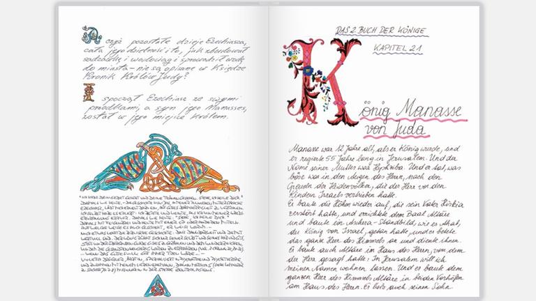 Die aufgeschlagene Doppelseite eines Buches enthält handschriftliche biblische Texte, die von Ornamenten verziert sind, darunter stilisierte Vögel und der von Blumen umrankte rote Buchstabe K zu Beginn eines Kapitels aus dem "2. Buch der Könige".