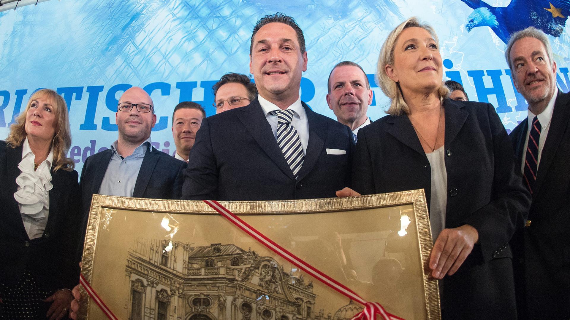 Der österreichische FPÖ-Chef Heinz Christian Strache und die Vorsitzendende des französischen Front National (FN), Marine Le Pen, auf einer gemeinsamen Pressekonferenz im Parlamentsgebäude in Wien. Der österreichische FPÖ-Chef Heinz Christian Strache und die Vorsitzendende des französischen Front National (FN), Marine Le Pen, auf einer gemeinsamen Pressekonferenz im Parlamentsgebäude in Wien.