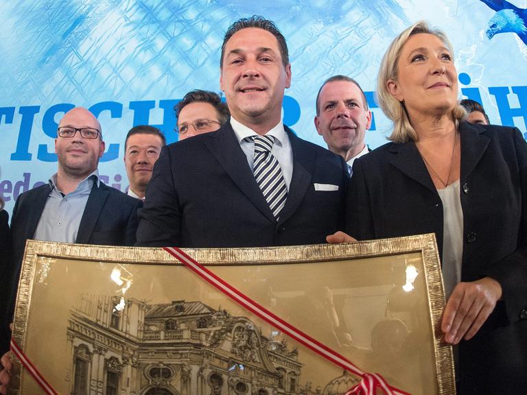 Der österreichische FPÖ-Chef Heinz Christian Strache und die Vorsitzendende des französischen Front National (FN), Marine Le Pen, auf einer gemeinsamen Pressekonferenz im Parlamentsgebäude in Wien.