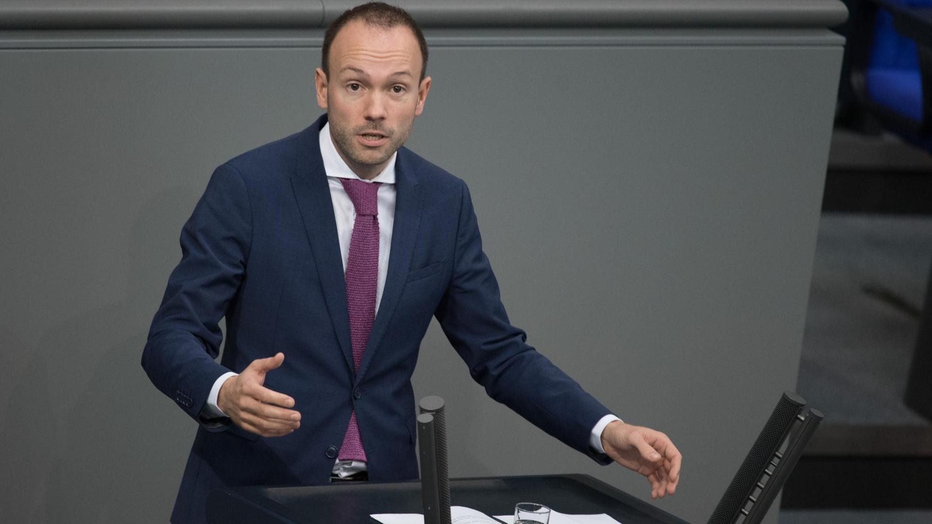 Nikolas Löbel am Redner-Pult im Deutschen Bundestag Nikolas Löbel am Redner-Pult im Deutschen Bundestag
