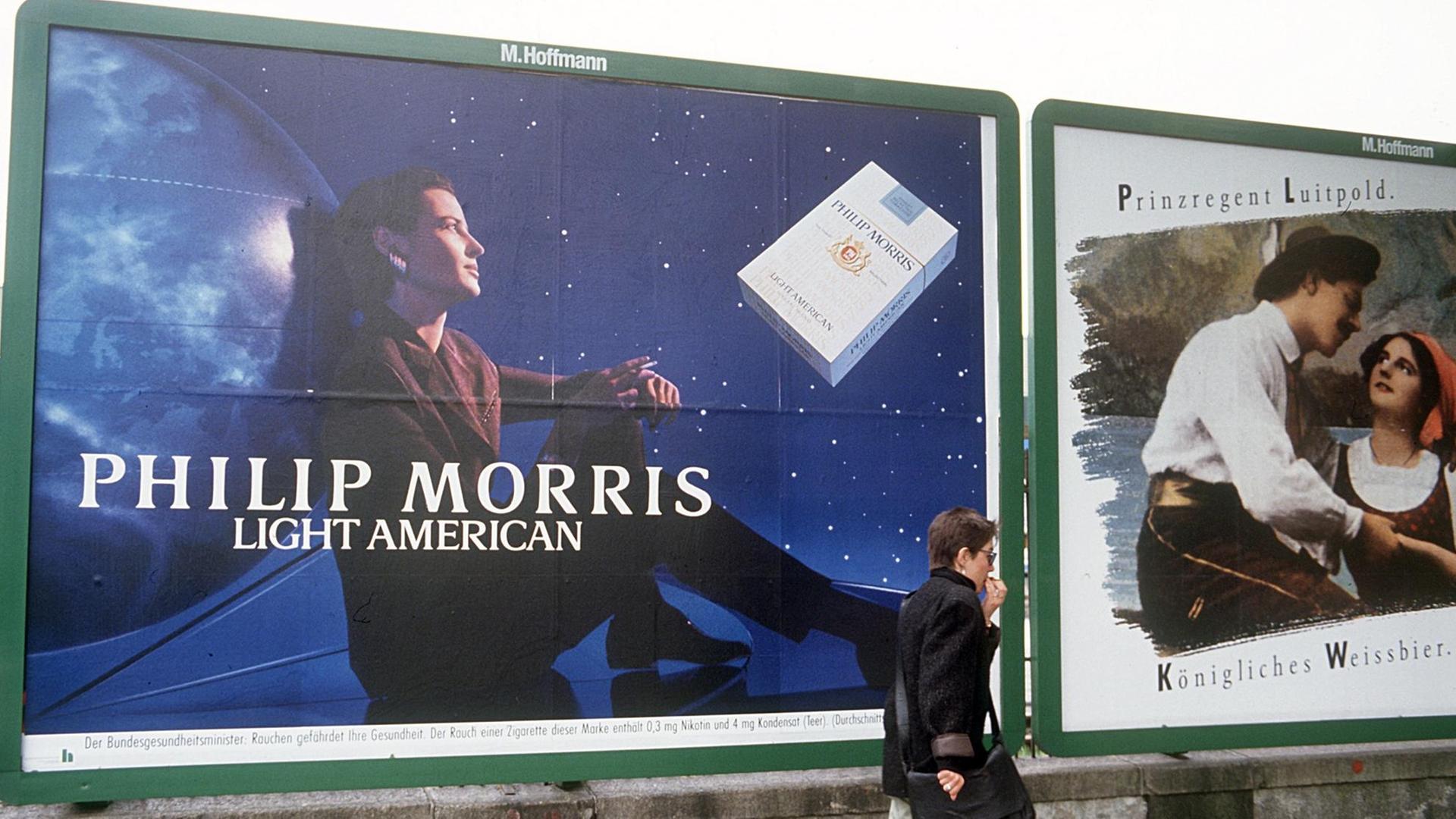 Eine großes Plakat mit Außenwerbung für die Zigarettenmarke Philip Morris. Eine großes Plakat mit Außenwerbung für die Zigarettenmarke Philip Morris.