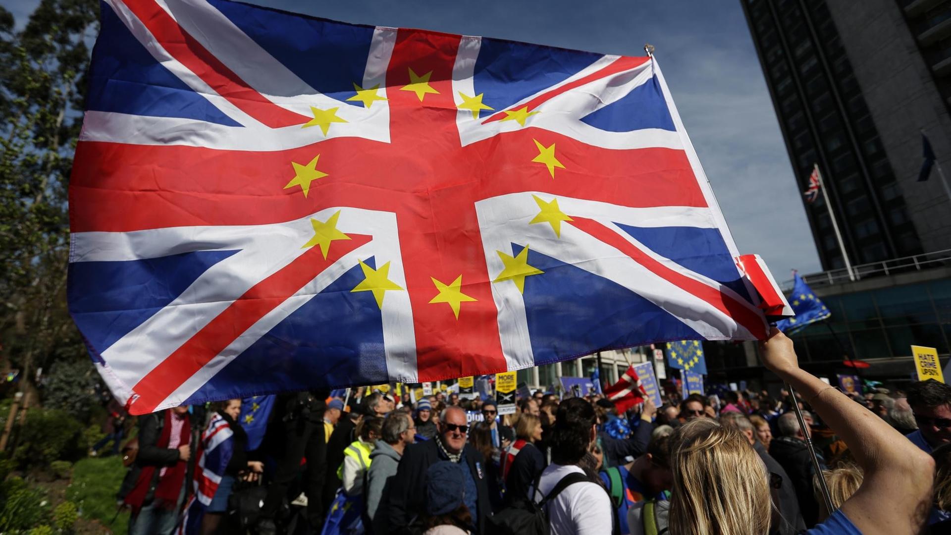 EU-Befürworter schwenken in London einen Union Jack mit den Sternen der EU-Flagge.