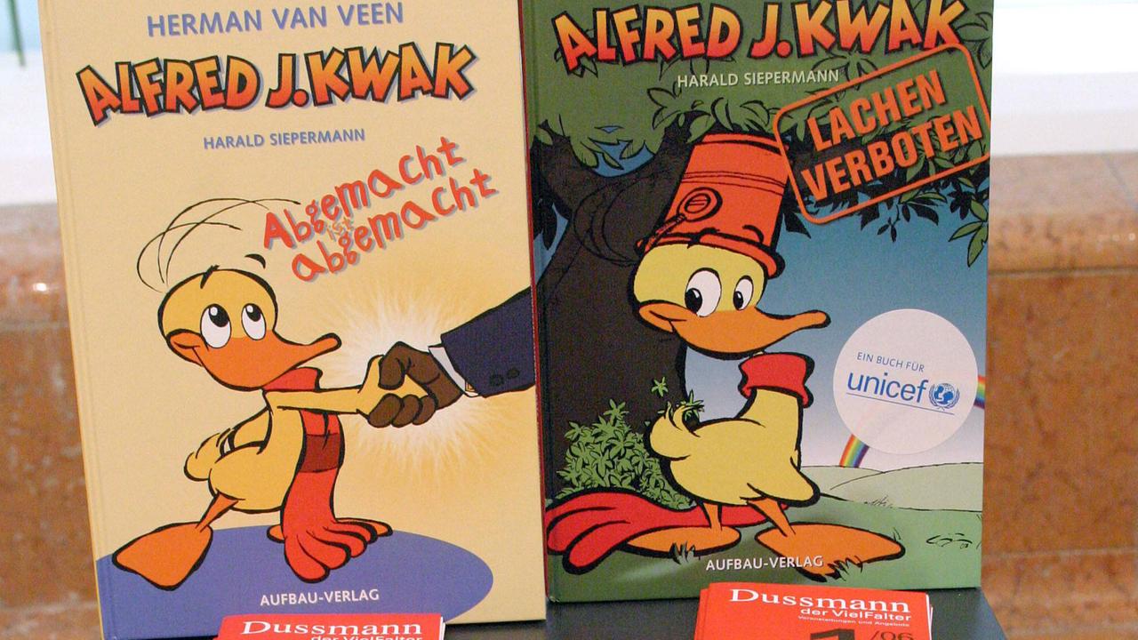 Alfred-J.-Kwak-Comics und andere Bücher des Autors Herman van Veen.