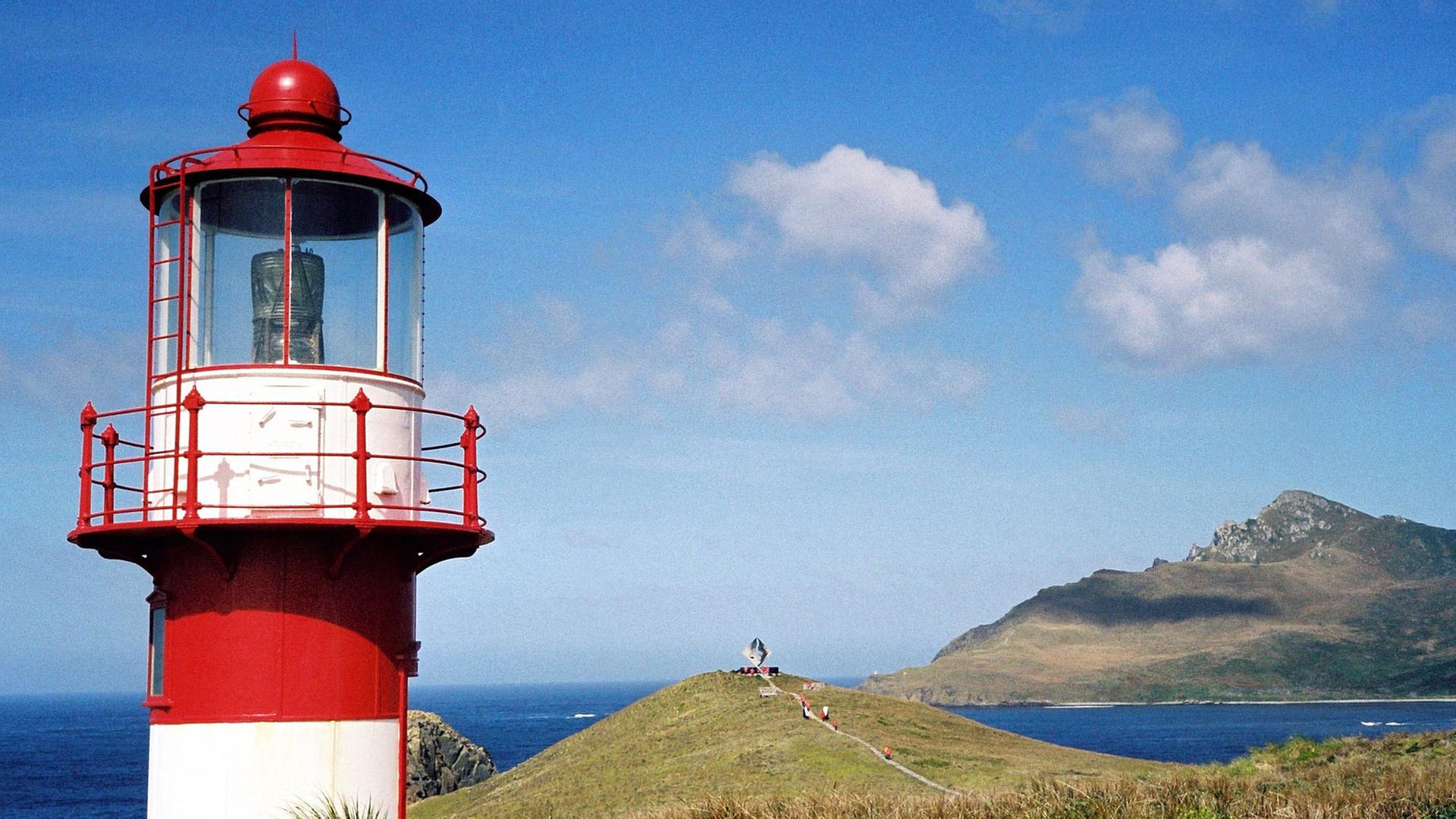 Leuchtturm und die felsige Küste von Kap Horn, der Südspitze Südamerikas. Das Felsenkap wurde 1616 von dem Holländer Schouten erstmals umsegelt und nach seiner Vaterstadt Hoorn benannt. Aufgenommen 2000