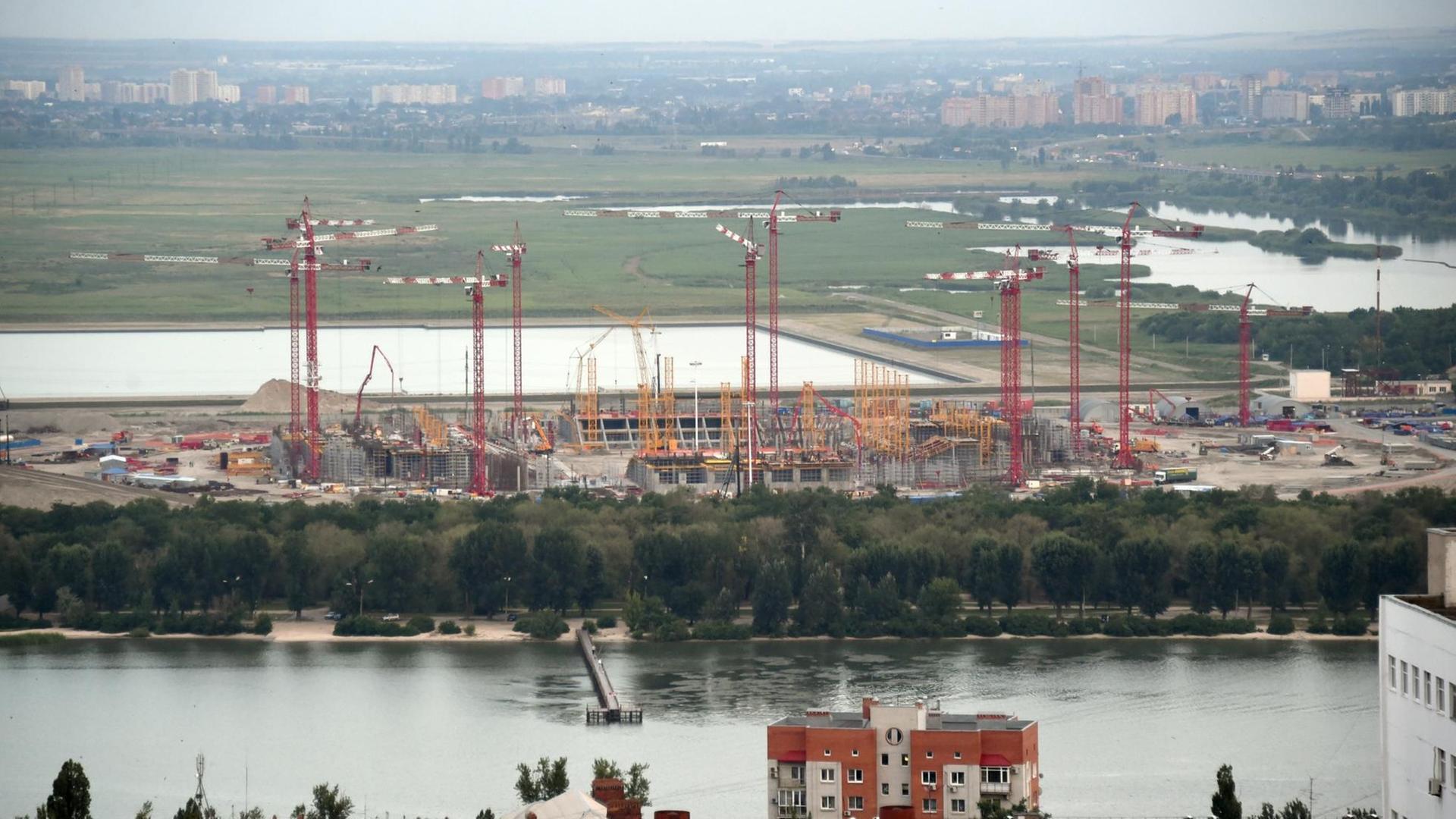 Die Baustelle des zukünftigen WM-Stadions, aufgenommen am 14.07.2015 in Rostow am Don (Russland). Die Stadt am Don ist einer der Austragungsorte der Fußball-Weltmeisterschaft 2018. Die Baustelle des zukünftigen WM-Stadions, aufgenommen am 14.07.2015 in Rostow am Don (Russland). Die Stadt am Don ist einer der Austragungsorte der Fußball-Weltmeisterschaft 2018.