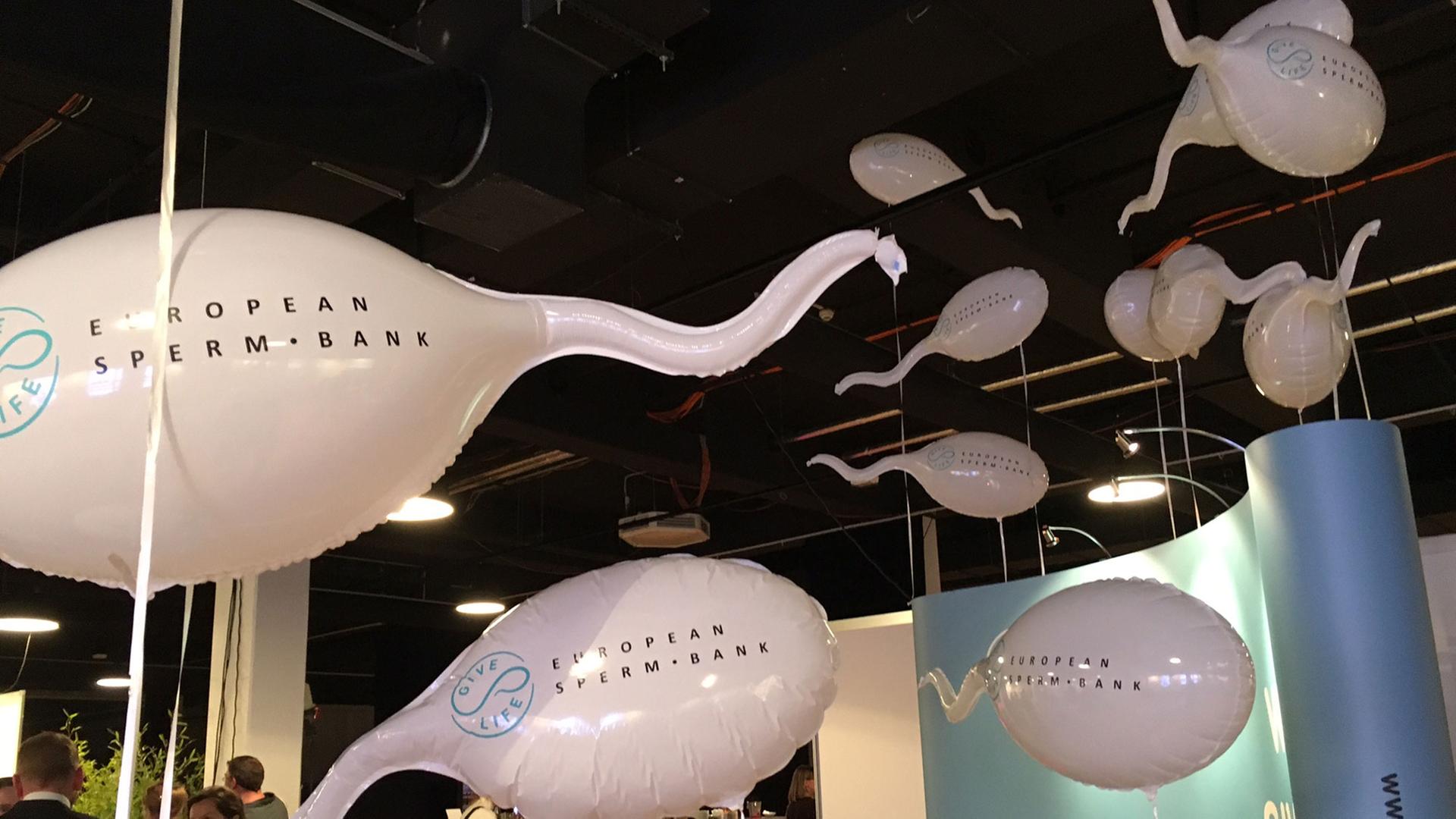 Weiße Luftballons in Sperma-Form am Stand der "European Sperm Bank" auf der Messe "Kinderwunsch Tage" in Berlin. Weiße Luftballons in Sperma-Form am Stand der "European Sperm Bank" auf der Messe "Kinderwunsch Tage" in Berlin.