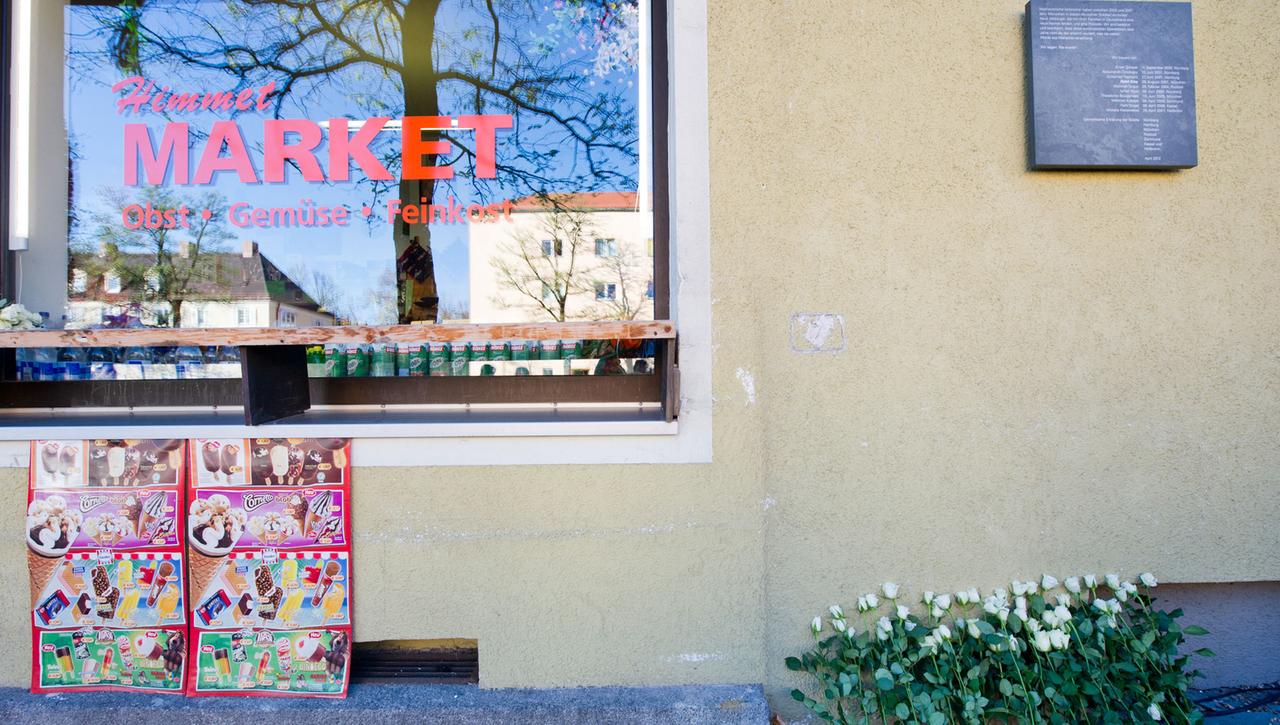 Weiße Rosen liegen vor der Gedenktafel für Habil Kiliç, ein Todesopfer des NSU-Terrors, in München. Weiße Rosen liegen vor der Gedenktafel für Habil Kiliç, ein Todesopfer des NSU-Terrors, in München.