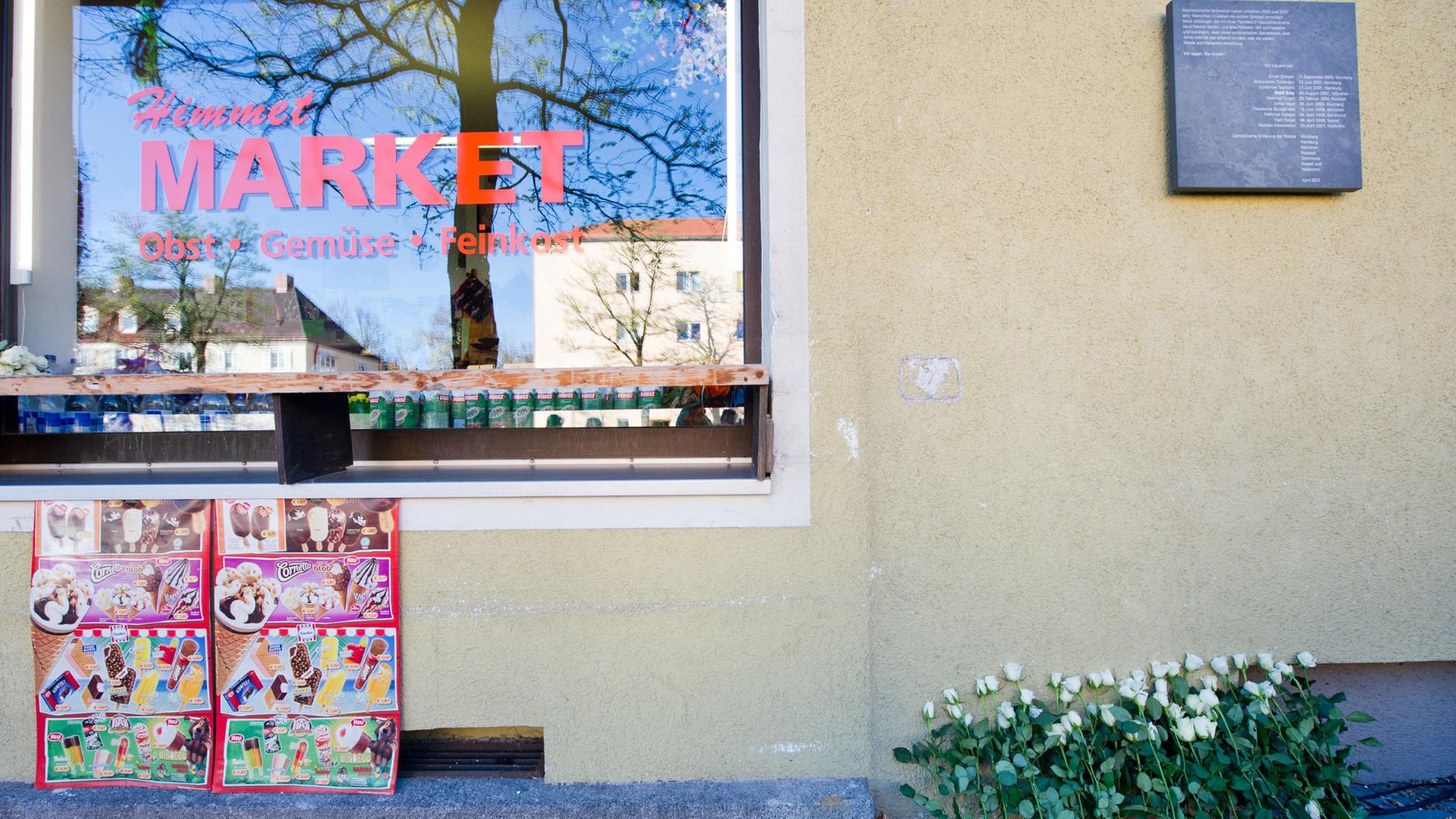 Weiße Rosen liegen am 08.11.2013 vor der Gedenktafel für Habil Kiliç, ein Todesopfer des NSU-Terrors, in München (Bayern). Das Mahnmal soll hier an die insgesamt zehn Menschen erinnern, die zwischen 2000 und 2007 mutmaßlich durch die Terrorzelle ermordet wurden. Der Stein führt die Namen der zehn Getöteten, die Orte und das jeweilige Datum der Verbrechen auf. Weiße Rosen liegen am 08.11.2013 vor der Gedenktafel für Habil Kiliç, ein Todesopfer des NSU-Terrors, in München (Bayern). Das Mahnmal soll hier an die insgesamt zehn Menschen erinnern, die zwischen 2000 und 2007 mutmaßlich durch die Terrorzelle ermordet wurden. Der Stein führt die Namen der zehn Getöteten, die Orte und das jeweilige Datum der Verbrechen auf.