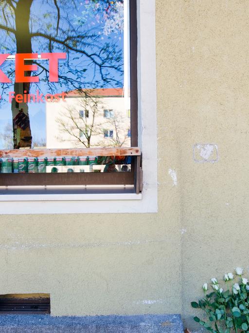 Weiße Rosen liegen am 08.11.2013 vor der Gedenktafel für Habil Kiliç, ein Todesopfer des NSU-Terrors, in München (Bayern). Das Mahnmal soll hier an die insgesamt zehn Menschen erinnern, die zwischen 2000 und 2007 mutmaßlich durch die Terrorzelle ermordet wurden. Der Stein führt die Namen der zehn Getöteten, die Orte und das jeweilige Datum der Verbrechen auf.