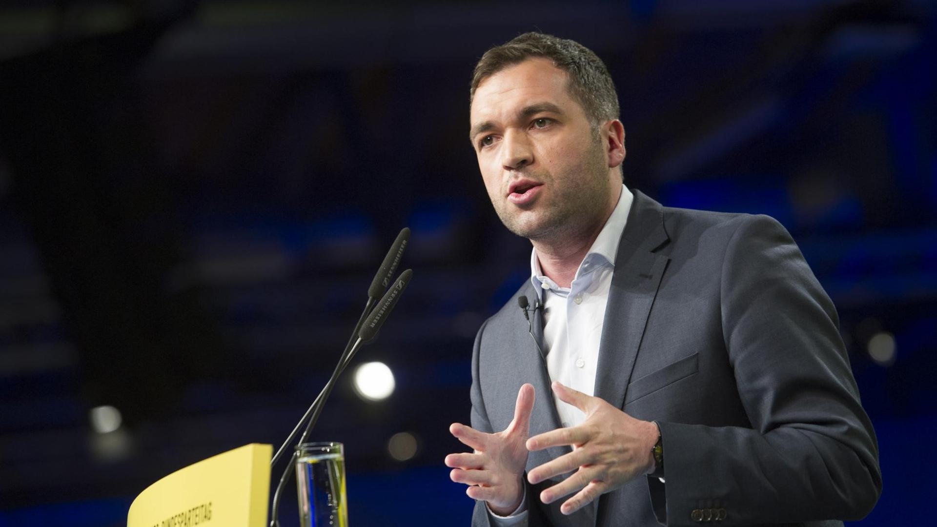 Konstantin Kuhle, innenpolitischer Sprecher der FDP-Fraktion, bei einer Rede am 28. April 2017 in Berlin, Deutschland Konstantin Kuhle, innenpolitischer Sprecher der FDP-Fraktion, bei einer Rede am 28. April 2017 in Berlin, Deutschland