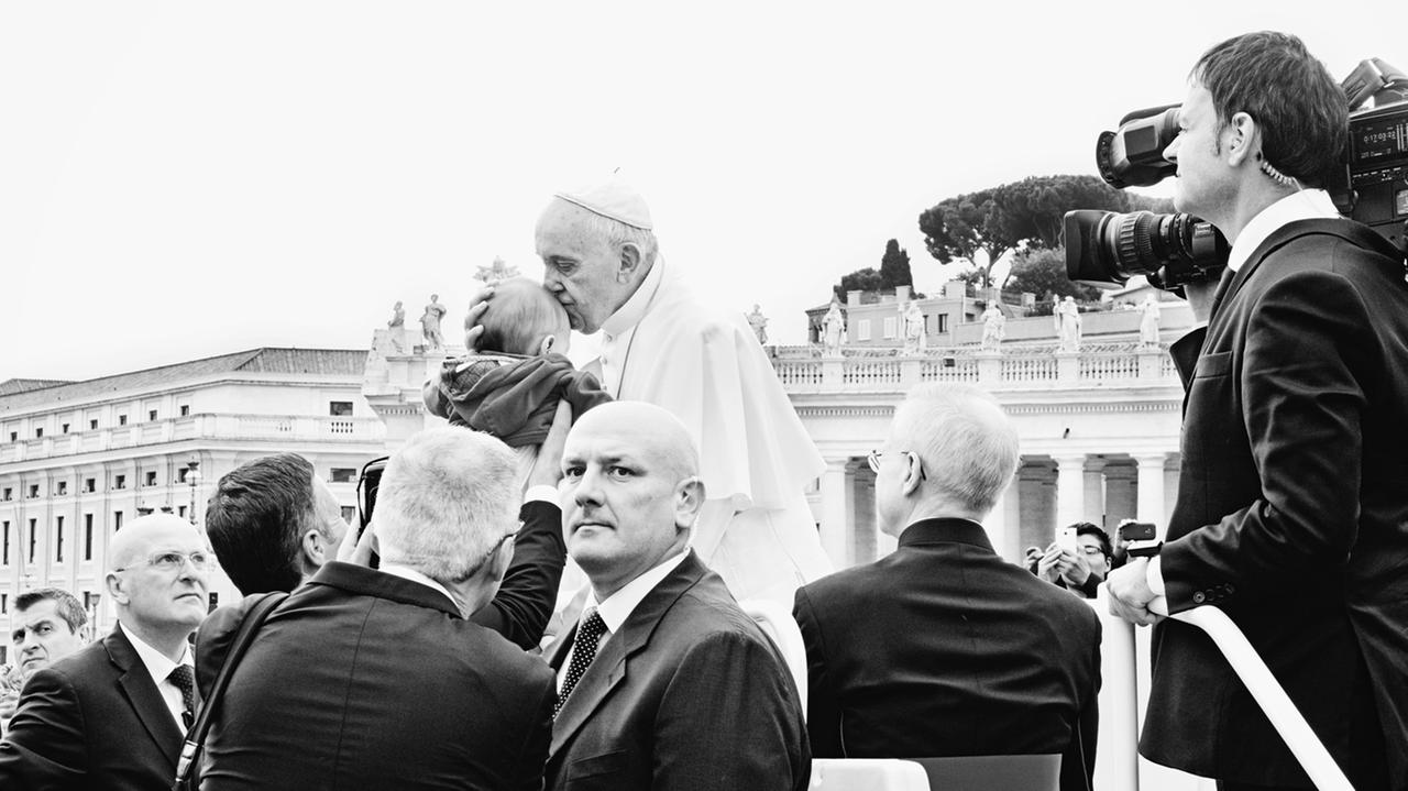 Ein Motiv, das in gewissen Umgebungen für Kontroversen sorgen kann: der Papst auf dem Petersplatz