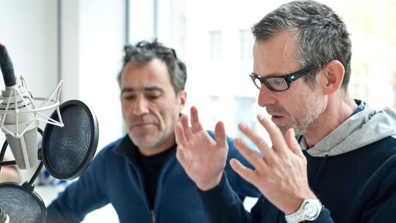 Die Schauspieler Jürgen Kuttner; Ulrich Matthes (v.lks.) bei einer Studioaufnahme am Mikrofon.