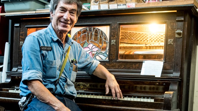 Dan Zelinsky, Inhaber der Sammlung und Betreiber des Musée Mécanique. Die Roller Skates braucht er, um schnell durch die Halle zu kommen. Der Knieschoner hilft beim ständigen Reparieren. Dan Zelinsky, Inhaber der Sammlung und Betreiber des Musée Mécanique. Die Roller Skates braucht er, um schnell durch die Halle zu kommen. Der Knieschoner hilft beim ständigen Reparieren.