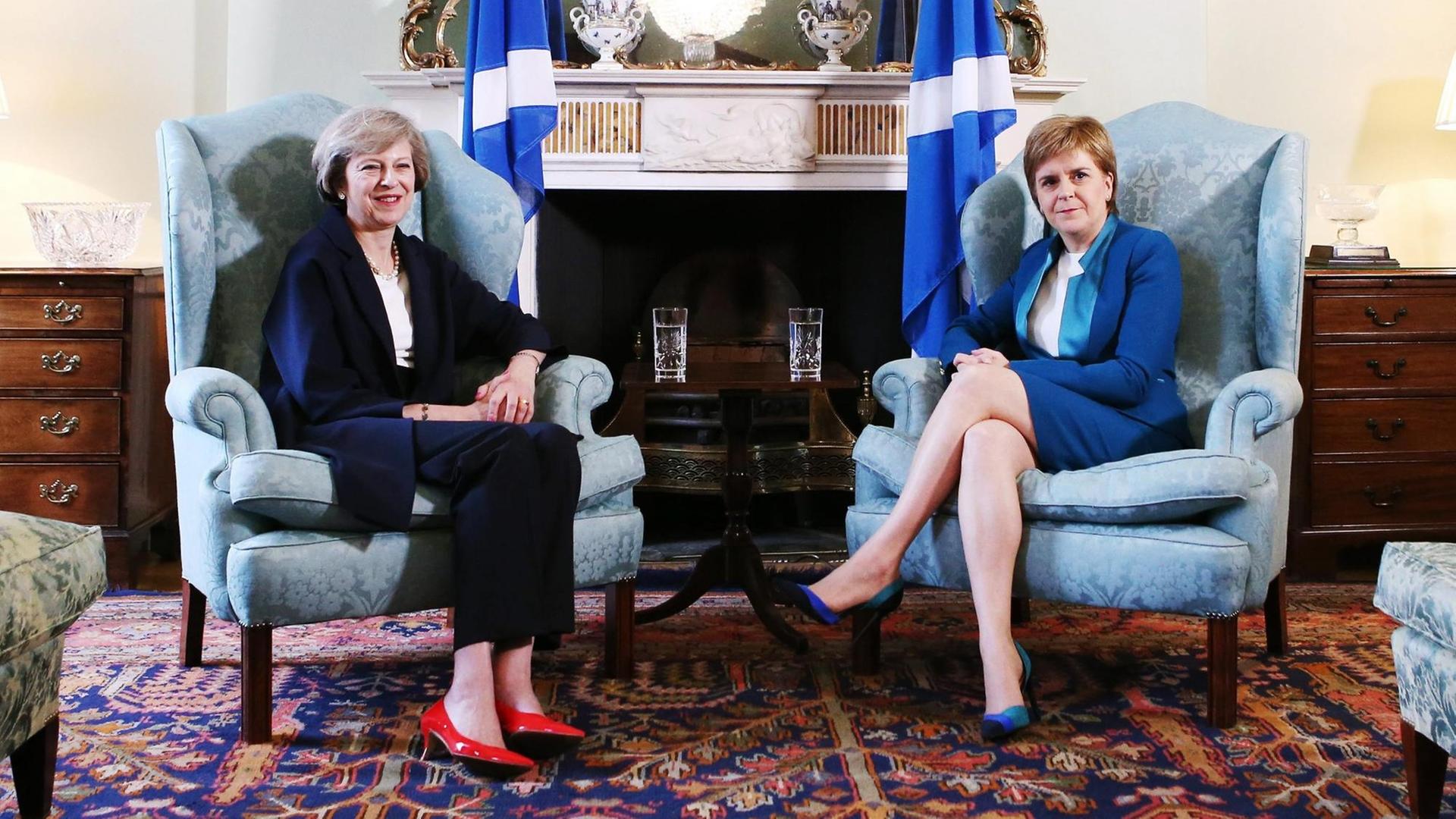 Die britische Premierministerin Theresa May (l) und die schottische Regierungschefin Nicola Sturgeon. Die britische Premierministerin Theresa May (l) und die schottische Regierungschefin Nicola Sturgeon.