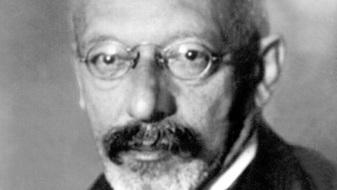 Der deutsche Soziologe und Philosoph in einer zeitgenössischen Aufnahme. Zu seinen bedeutensten Werken zählen u.a. "Philosophie des Geldes" und "Grundfragen der Soziologie". Georg Simmel wurde am 1. März 1858 in Berlin geboren und ist am 26. September 1918 in Straßburg gestorben. Der deutsche Soziologe und Philosoph in einer zeitgenössischen Aufnahme. Zu seinen bedeutensten Werken zählen u.a. "Philosophie des Geldes" und "Grundfragen der Soziologie". Georg Simmel wurde am 1. März 1858 in Berlin geboren und ist am 26. September 1918 in Straßburg gestorben.