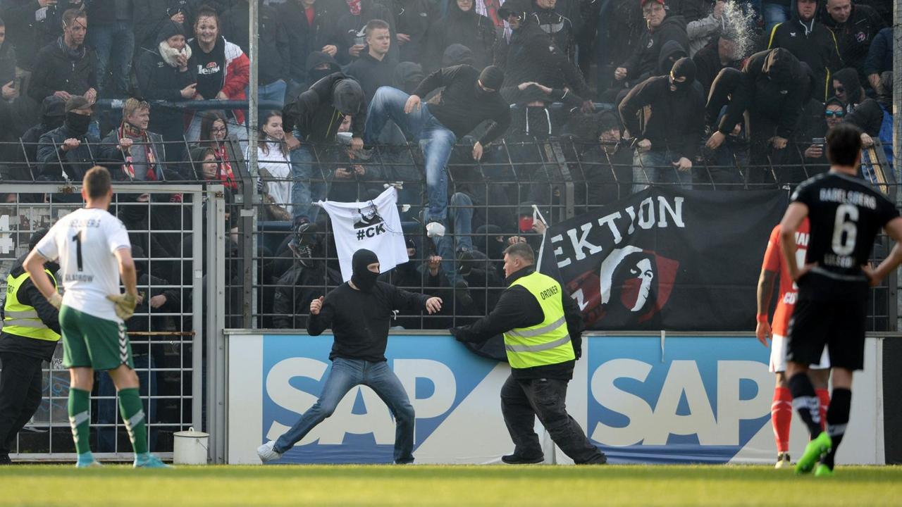 Beim Spiel SV Babelsberg 03 gegen Energie Cottbus am 28.04.2017 im Karl-Liebknecht-Stadion in Babelsberg (Brandenburg) stürmen Cottbusser Fans den Platz. Beim Spiel SV Babelsberg 03 gegen Energie Cottbus am 28.04.2017 im Karl-Liebknecht-Stadion in Babelsberg (Brandenburg) stürmen Cottbusser Fans den Platz.