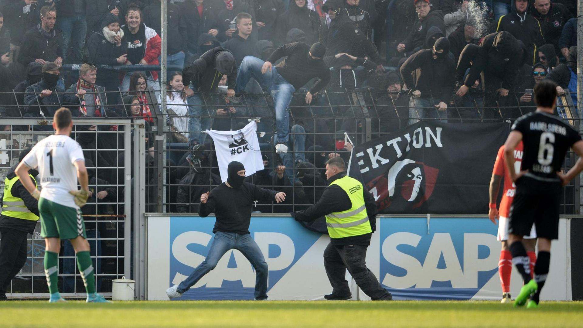Beim Spiel SV Babelsberg 03 gegen Energie Cottbus am 28.04.2017 im Karl-Liebknecht-Stadion in Babelsberg (Brandenburg) stürmen Cottbusser Fans den Platz. Beim Spiel SV Babelsberg 03 gegen Energie Cottbus am 28.04.2017 im Karl-Liebknecht-Stadion in Babelsberg (Brandenburg) stürmen Cottbusser Fans den Platz.