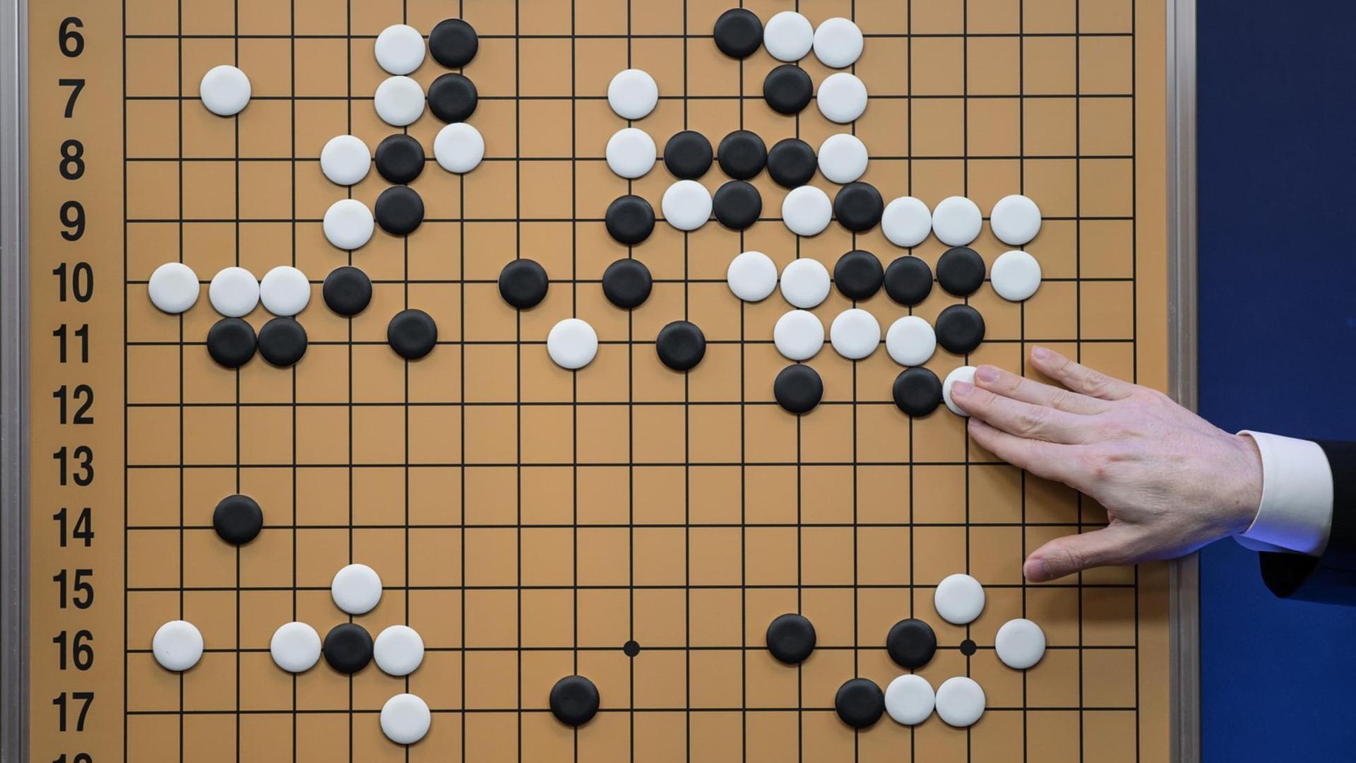 Replik eines Spielstands zwischen dem 'Go'-Spieler Lee Se-Dol und einem von Google entwickelten Supercomputer. Replik eines Spielstands zwischen dem 'Go'-Spieler Lee Se-Dol und einem von Google entwickelten Supercomputer.