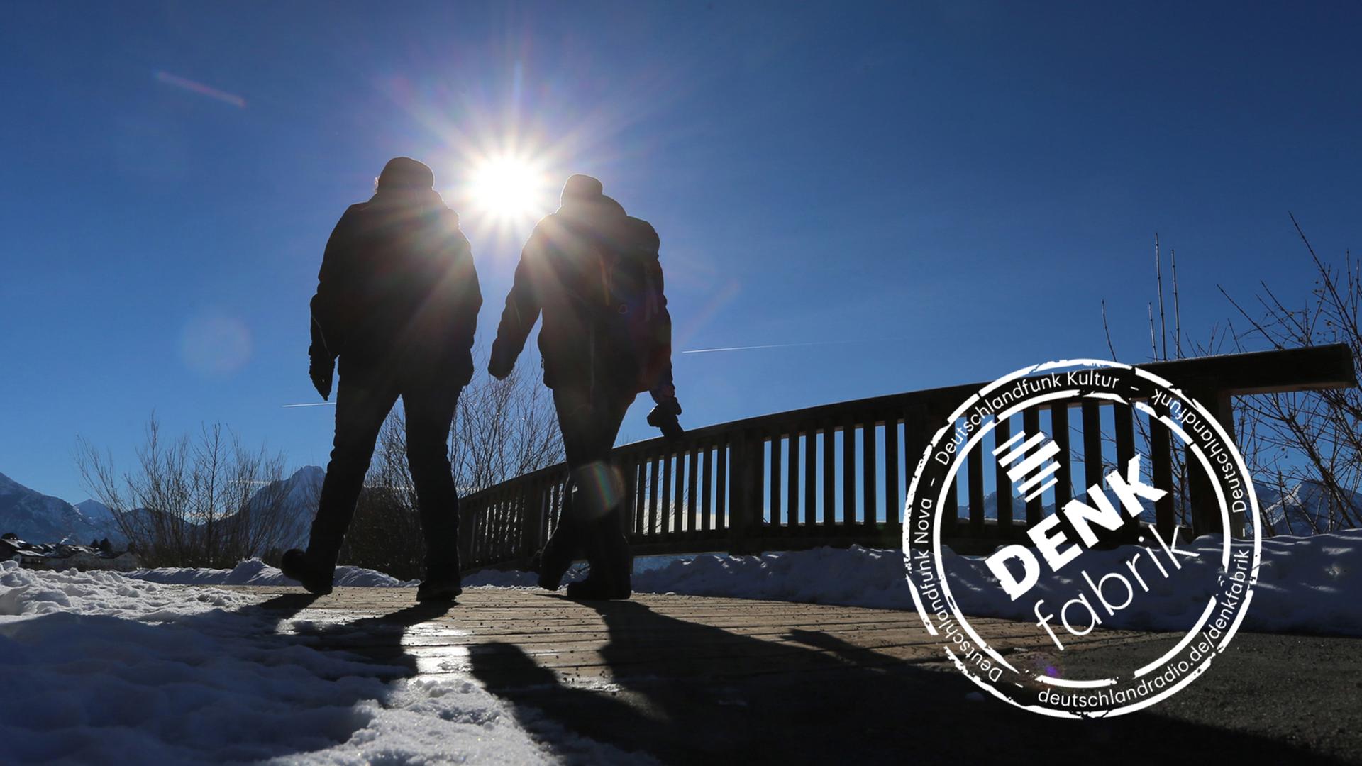Bayern, Füssen: Spaziergänger laufen unter strahlend blauem Himmel am Ufer des Hopfensees. Aufnahme vom 13. Februar 2019 Bayern, Füssen: Spaziergänger laufen unter strahlend blauem Himmel am Ufer des Hopfensees. Aufnahme vom 13. Februar 2019