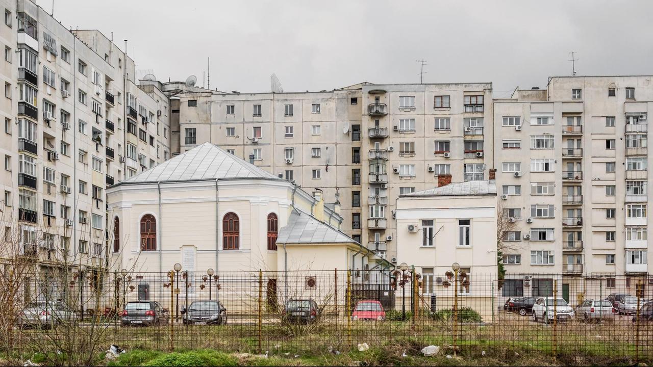 Im Hinterhof einiger Bukarester Plattenbauten hat eine Kirche ihr neues Zuhause gefunden Im Hinterhof einiger Bukarester Plattenbauten hat eine Kirche ihr neues Zuhause gefunden
