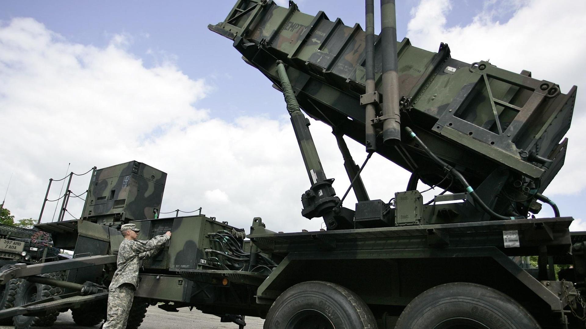 Ein Soldat steht neben dem Abwehrraketensystem "Patriot" Ein Soldat steht neben dem Abwehrraketensystem "Patriot"