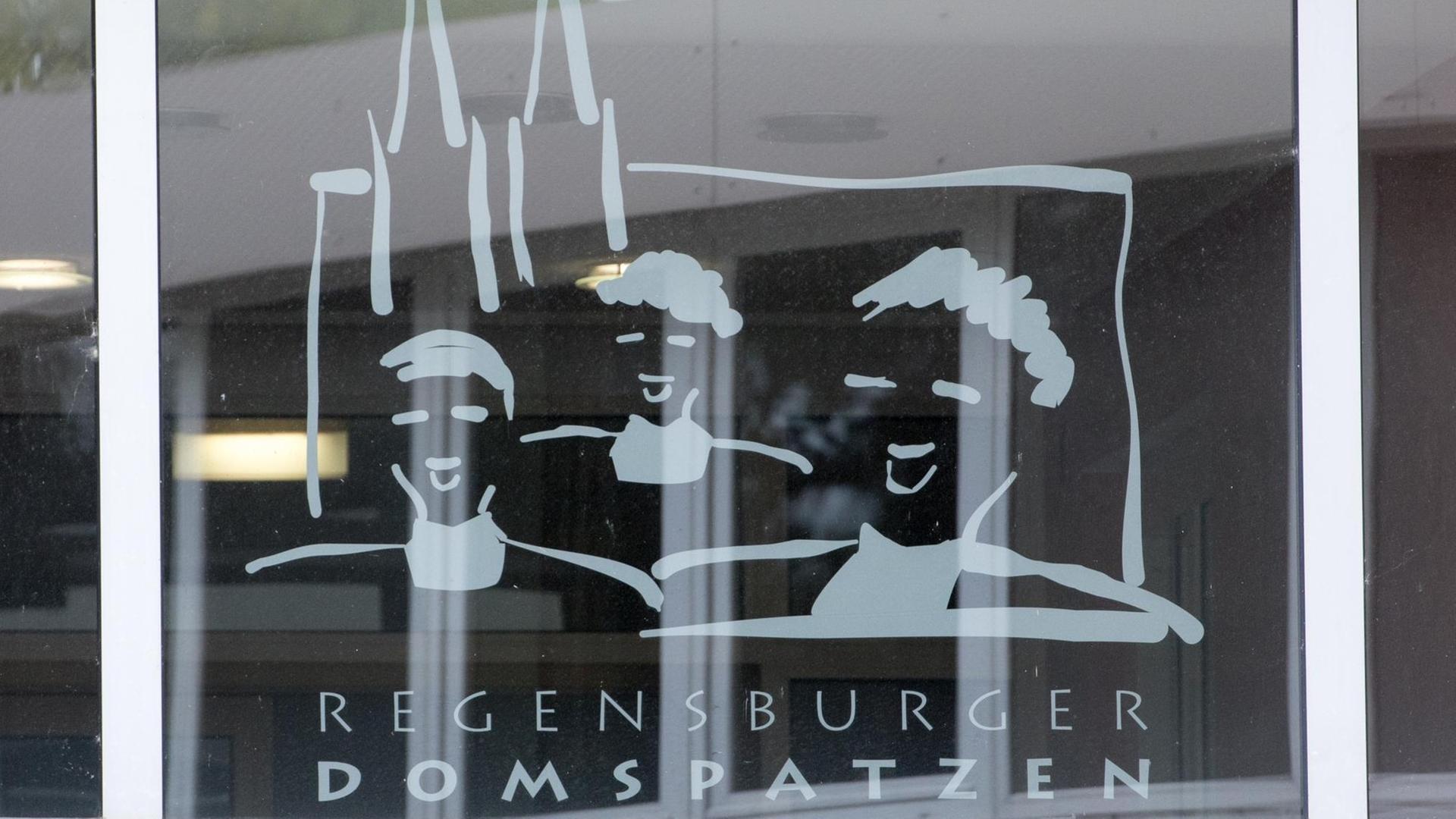 Das Logo der Dom-Spatzen: Singende Köpfe vor Kirch-Türmen Das Logo der Dom-Spatzen: Singende Köpfe vor Kirch-Türmen