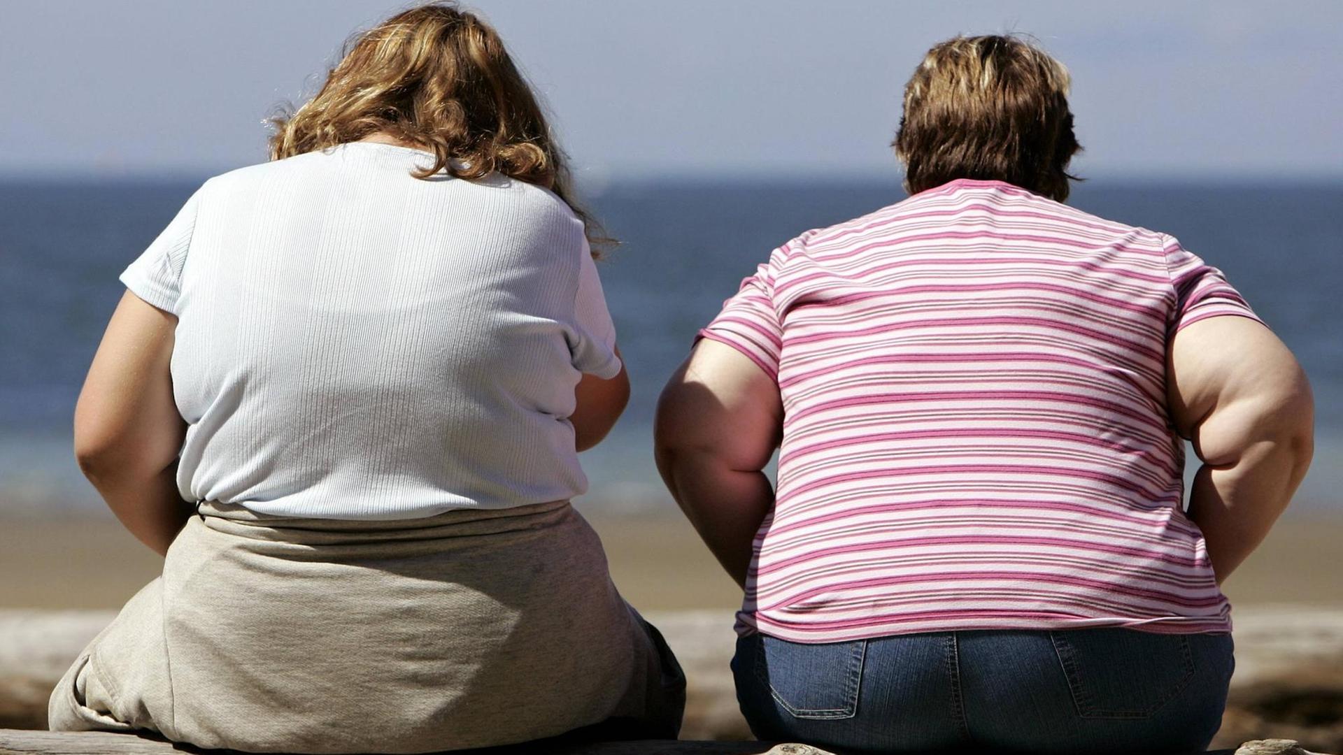 Zwei übergewichtige Menschen am Strand. Zwei übergewichtige Menschen am Strand.