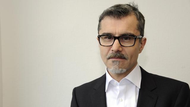 Der Direktor der Berliner Denkfabrik für Wirtschaftsethik, Ulrich Thielemann, im schwarzen Anzug, weißem Hemd und schwarzer Brille, Porträt, in die Kamera blickend