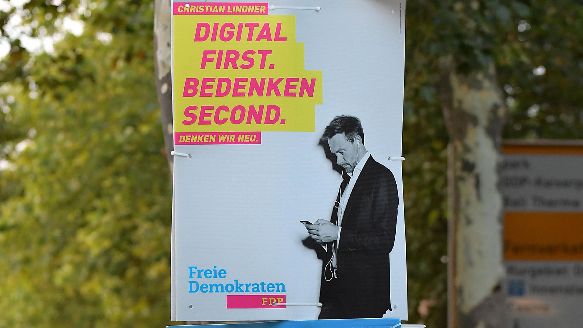 Wahlplakate - Bundestagswahl 2017 am 12.09.2017 in Bad Oeynhausen. Ein Wahlplakat der Partei FDP mit Spitzenkandidat Christian Lindner, der auf sein Smartphone schaut und dem Slogan "Digital first. Bedenken second." Wahlplakate - Bundestagswahl 2017 am 12.09.2017 in Bad Oeynhausen. Ein Wahlplakat der Partei FDP mit Spitzenkandidat Christian Lindner, der auf sein Smartphone schaut und dem Slogan "Digital first. Bedenken second."