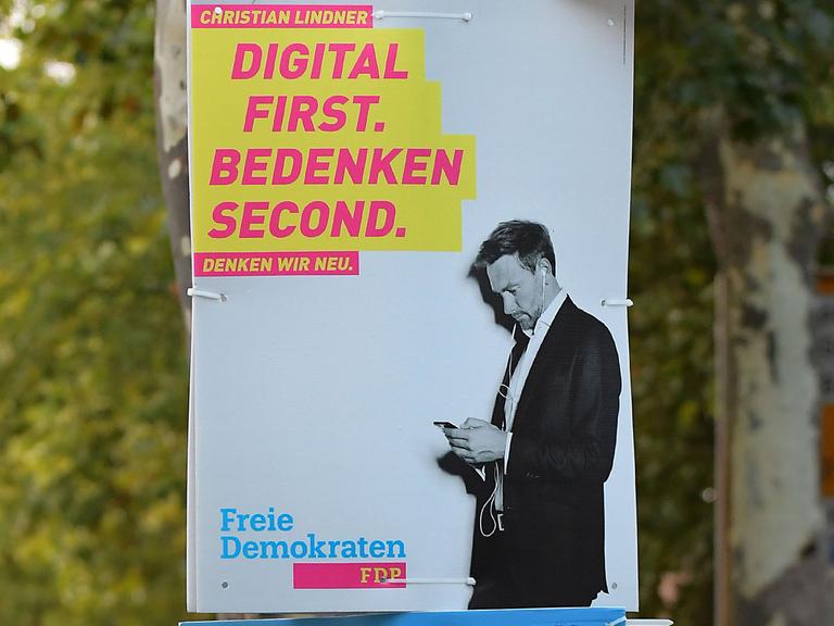 Wahlplakate - Bundestagswahl 2017 am 12.09.2017 in Bad Oeynhausen. Ein Wahlplakat der Partei FDP mit Spitzenkandidat Christian Lindner, der auf sein Smartphone schaut und dem Slogan "Digital first. Bedenken second."