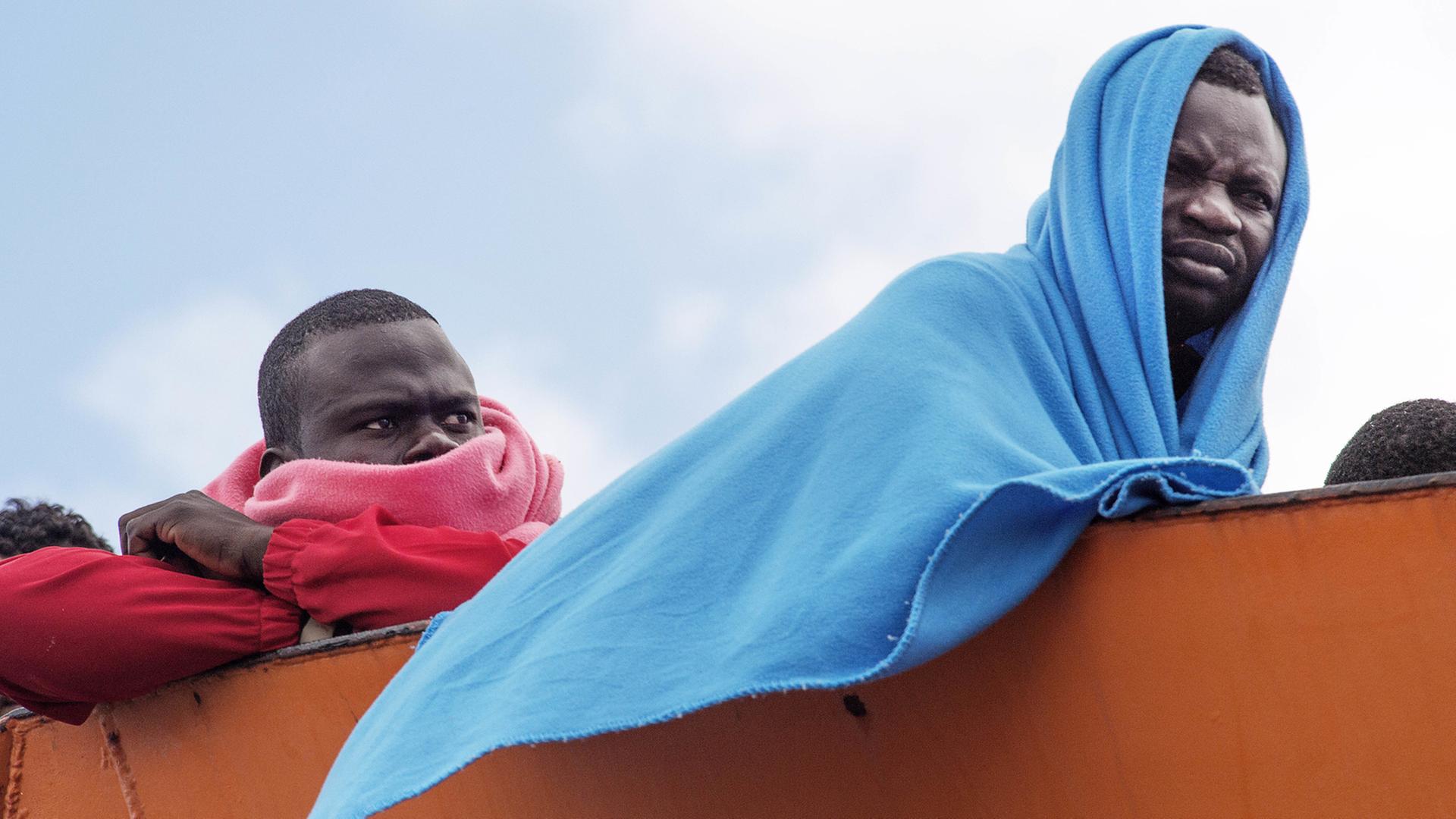 Bootsflüchtlinge an Bord der Aquarius im Hafen von Salerno in Italien, aufgenommen im Mai 2017 Bootsflüchtlinge an Bord der Aquarius im Hafen von Salerno in Italien, aufgenommen im Mai 2017