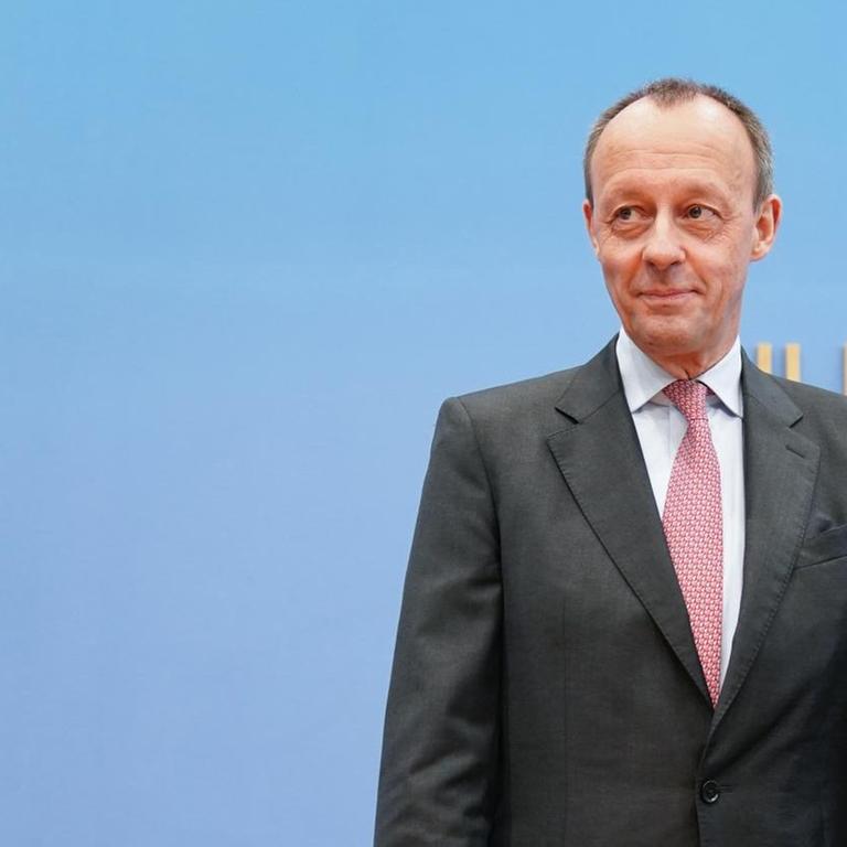 Friedrich Merz (CDU), steht zu Beginn auf einer Pressekonferenz in der Bundespressekonferenz zu einer möglichen Kandidatur für den CDU-Vorsitz.